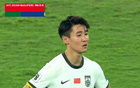 國足落后，有人下場散步，隊(duì)醫(yī)難拉，令人心塞。